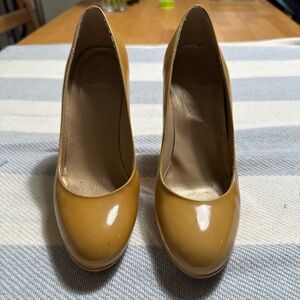 Stuart Weitzman camel pump